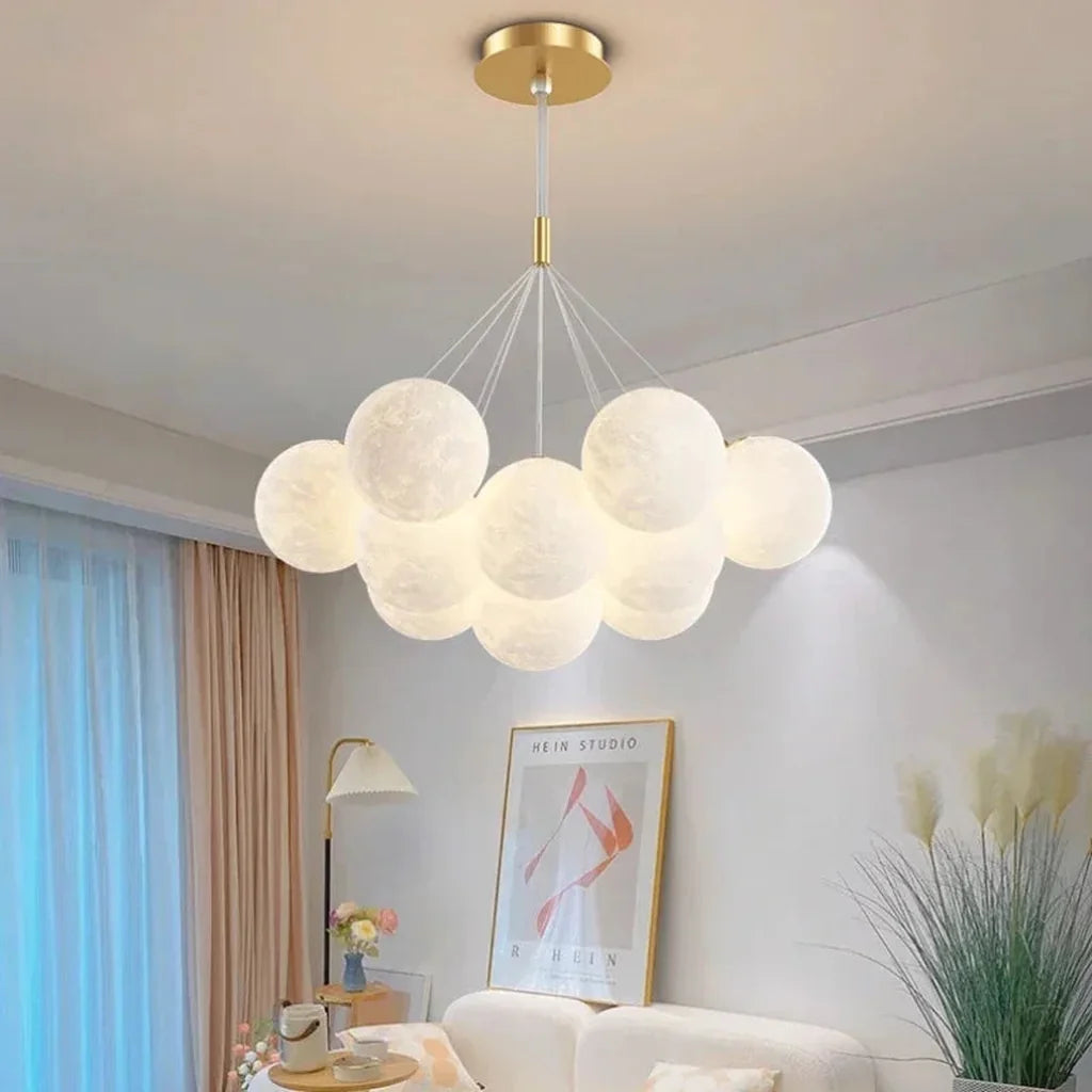 Suspension nuage de globes dans un salon clair