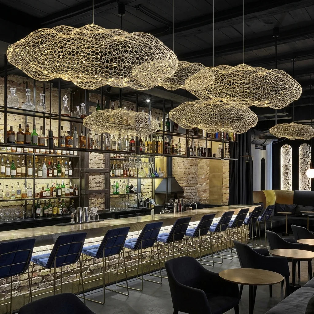 Suspensions nuages dorées au-dessus d’un comptoir de bar
