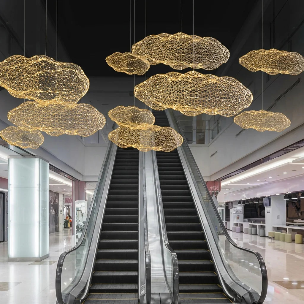 Nuages lumineux dorés suspendus dans un grand atrium