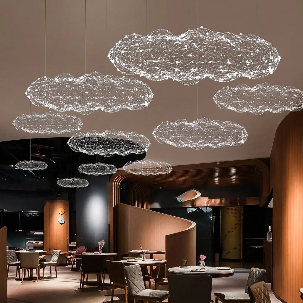 Suspensions nuages LED blanches dans un restaurant moderne