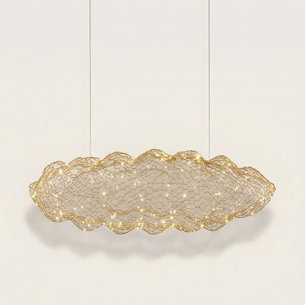 Suspension nuage LED en maille métallique dorée, allumée