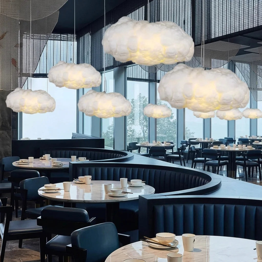 Nuages lumineux suspendus dans un café panoramique