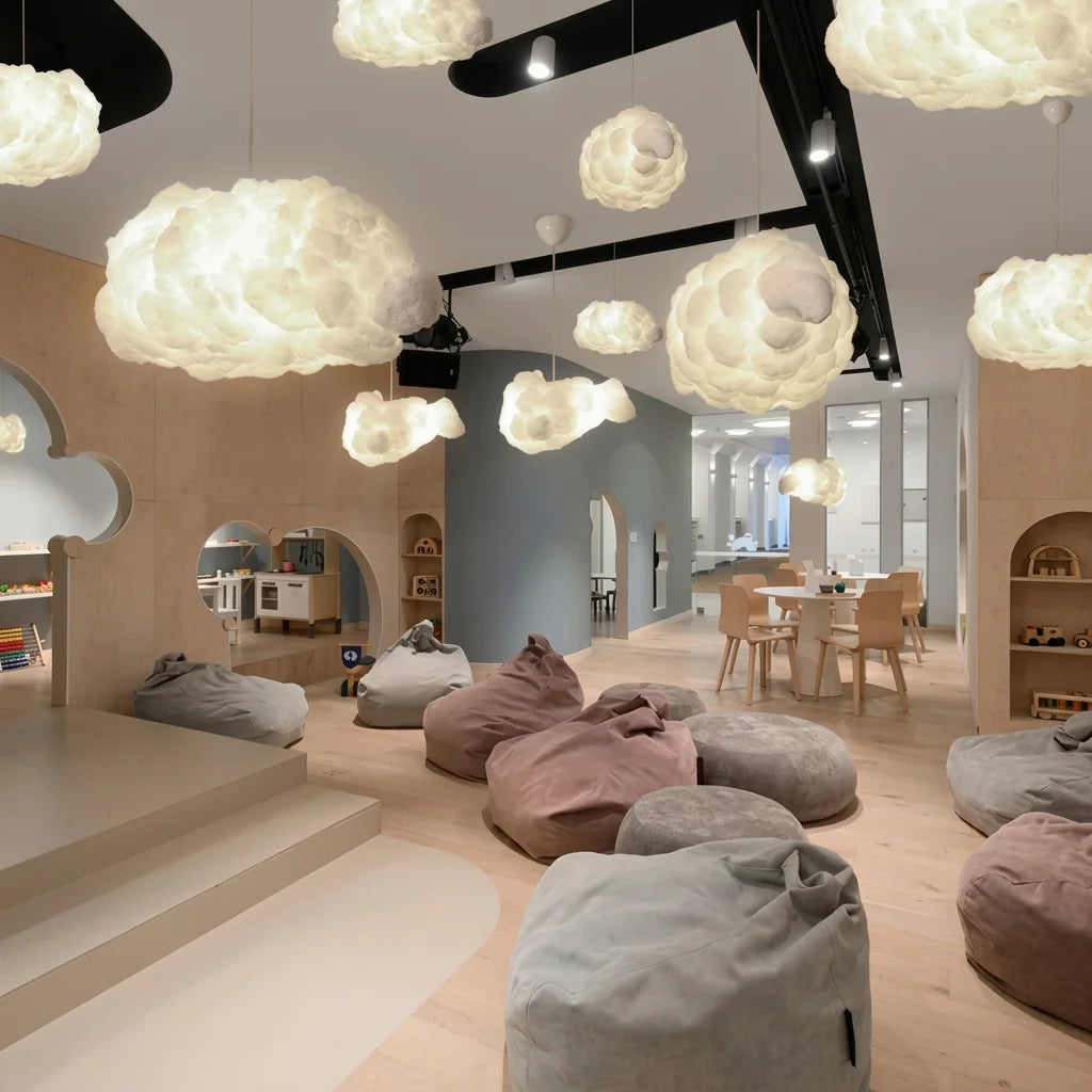 Nuages lumineux dans une salle de jeux pour enfants