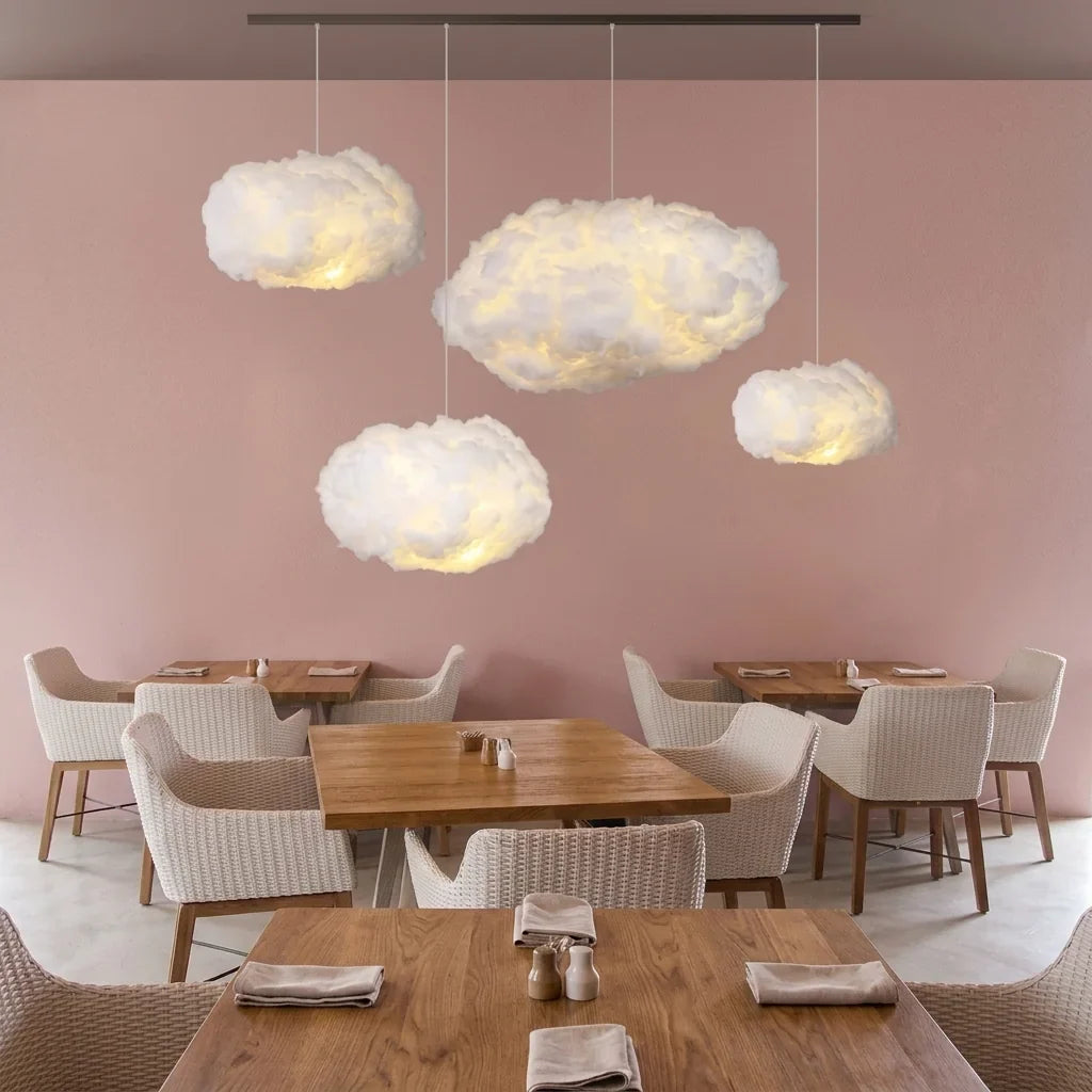 Suspensions nuage dans un restaurant aux murs roses