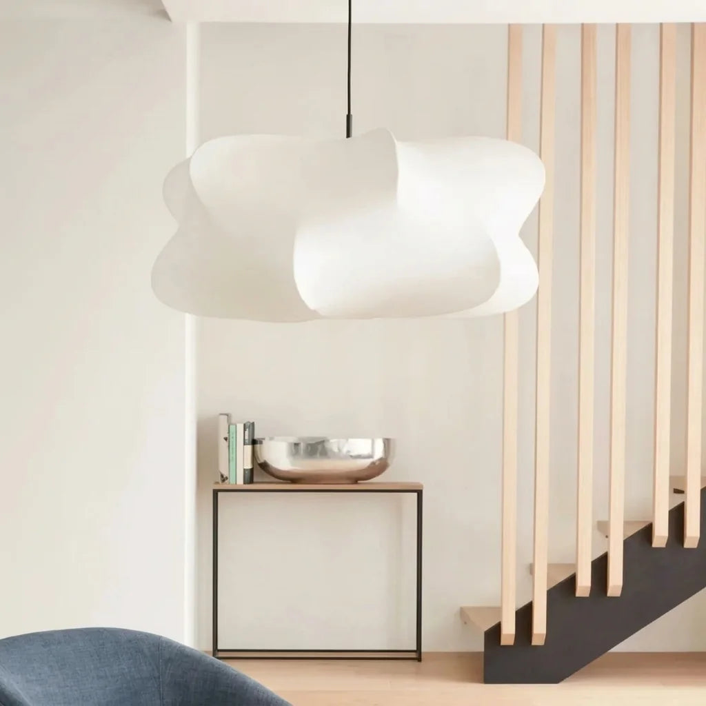 Suspension pétales dans une cage d’escalier à claustra