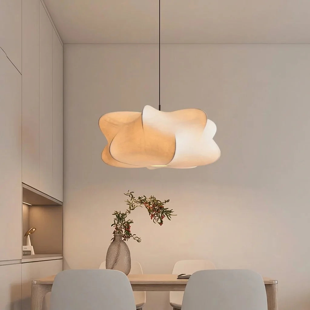 Suspension pétales en tissu au-dessus d’une table à manger claire