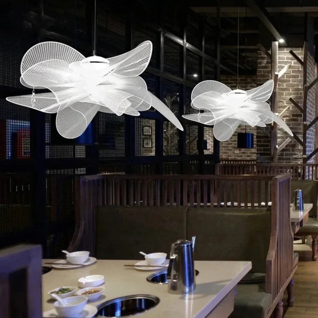 Suspensions pétales translucides dans un restaurant