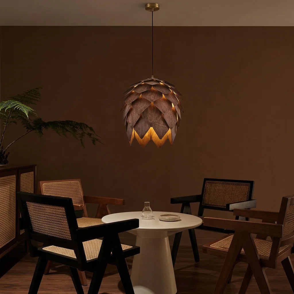 Suspension pomme de pin noyer au-dessus d’une table de café