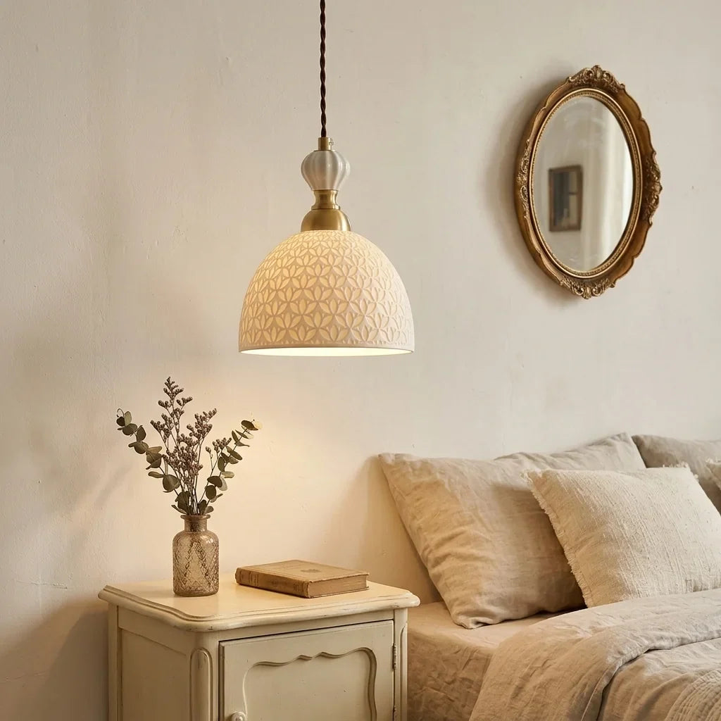 Suspension en porcelaine au-dessus d’une table de chevet