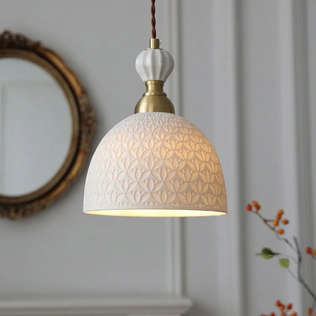 Suspension en porcelaine allumée près d’un mur de style français