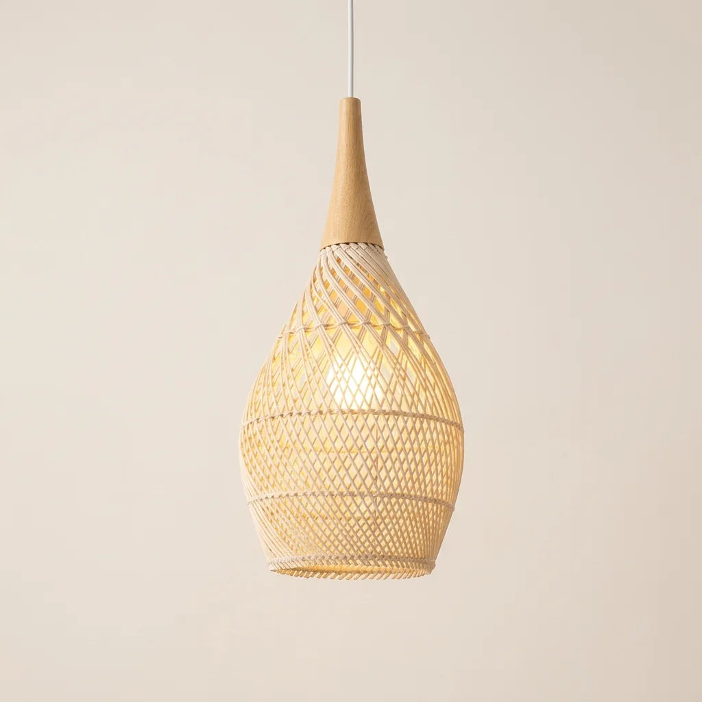 Suspension goutte élancée en rotin blanc avec tête en bois