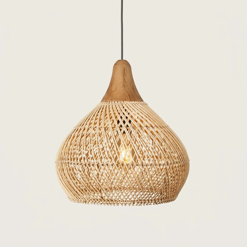 Suspension goutte en rotin naturel tressé avec tête en bois, allumée