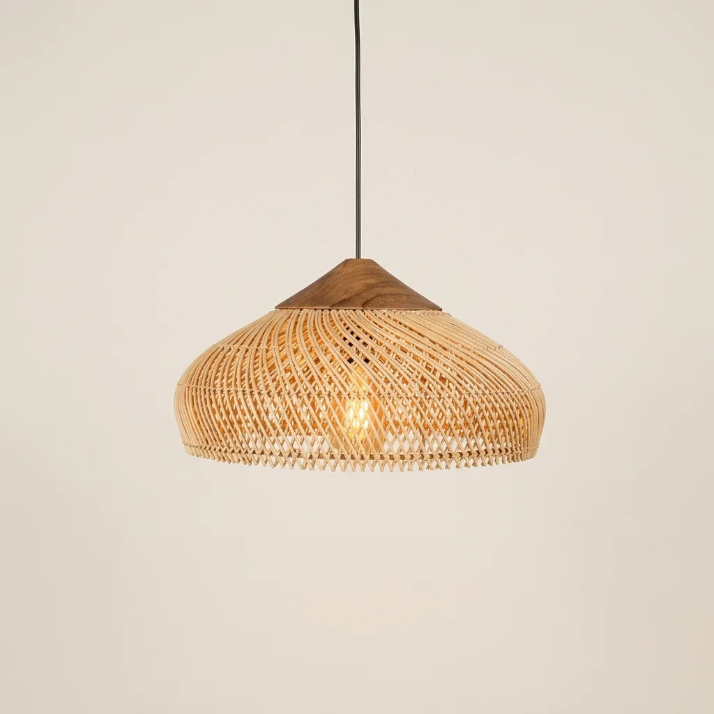 Suspension en rotin beige en forme de coupe à coiffe en bois