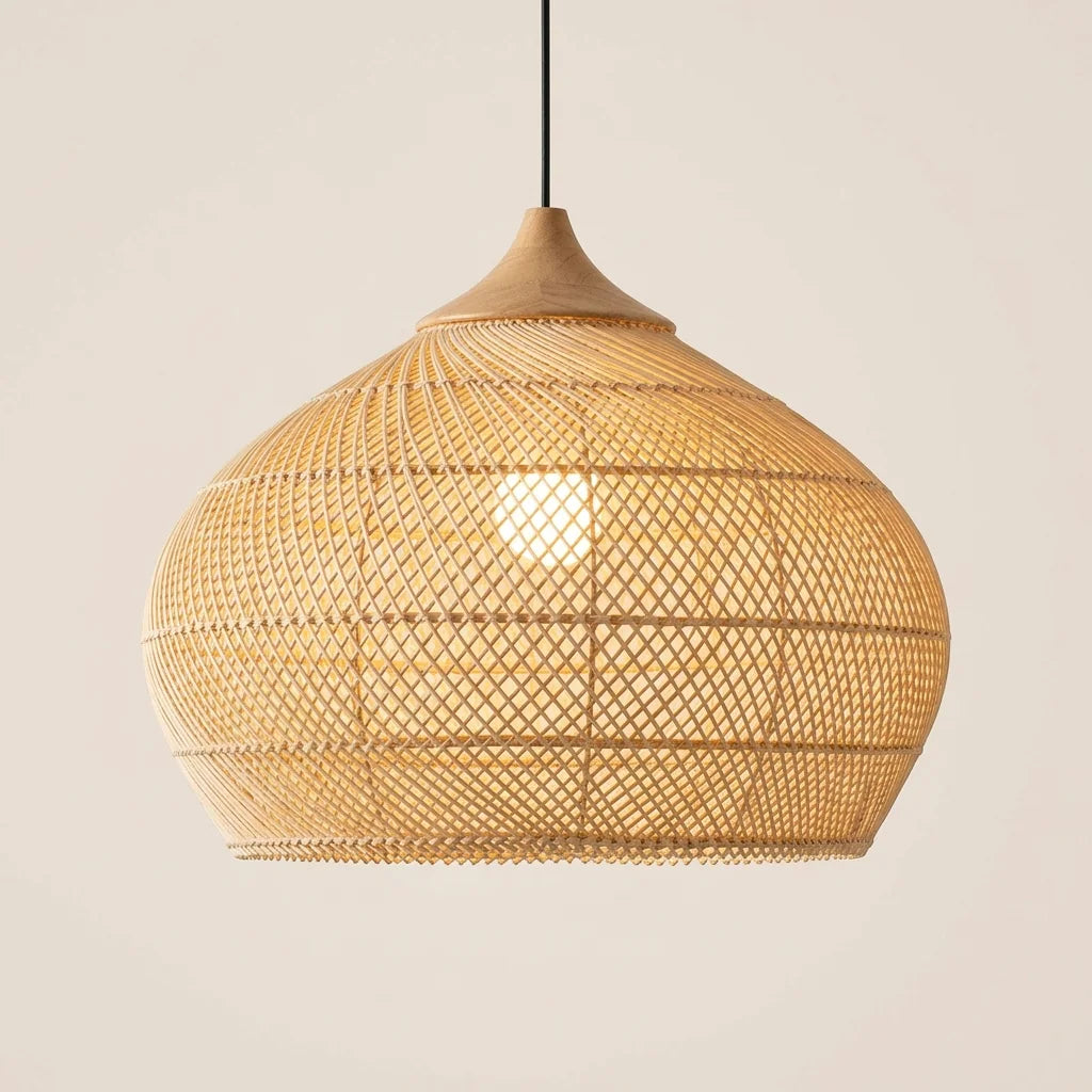 Suspension en rotin beige en forme de coupole