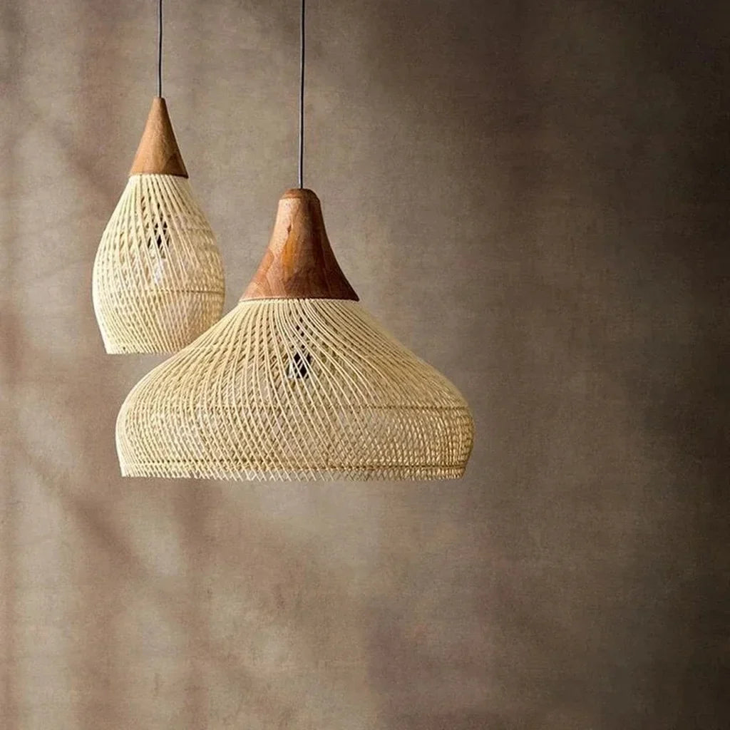 Deux suspensions en rotin beige dans un intérieur naturel