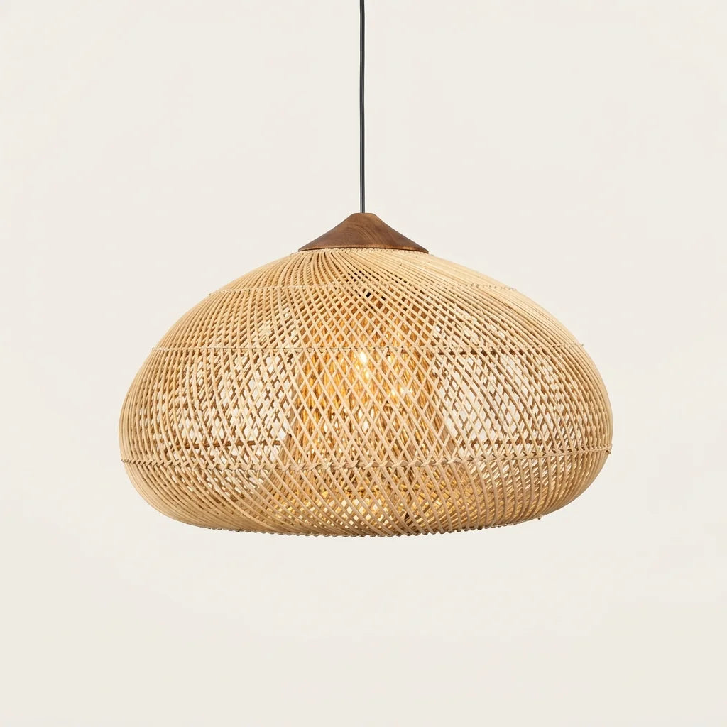 Grande suspension en rotin beige en forme de globe aplati
