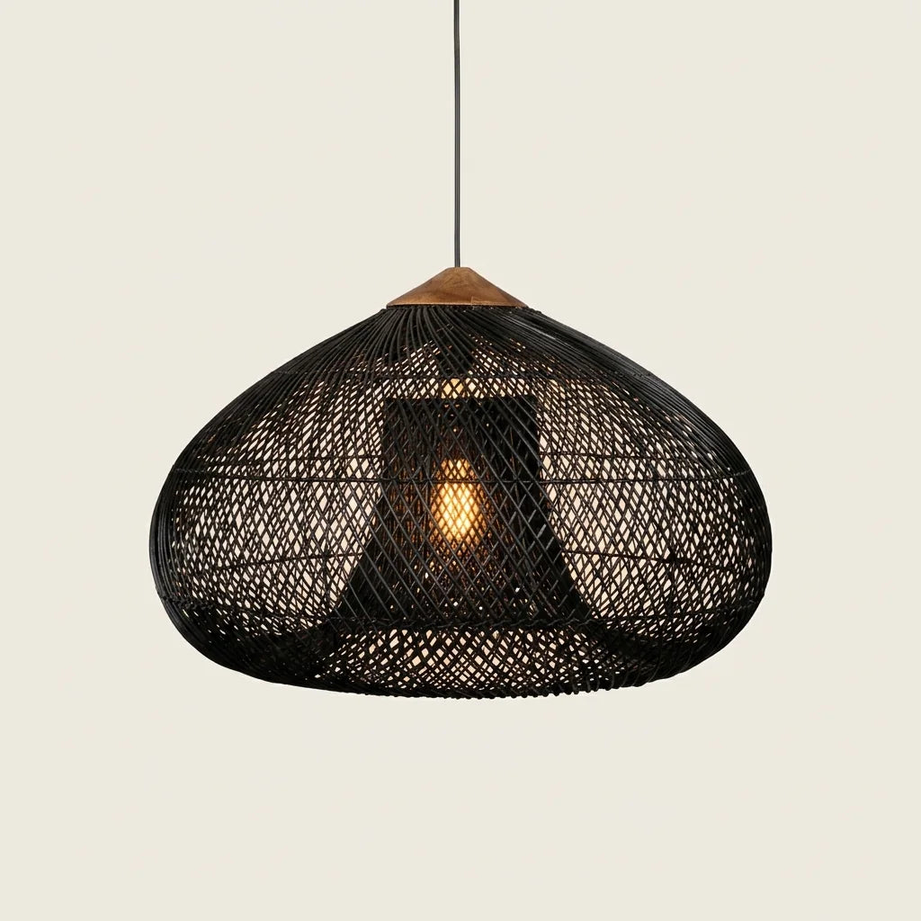 Grande suspension en rotin noir en forme de globe aplati