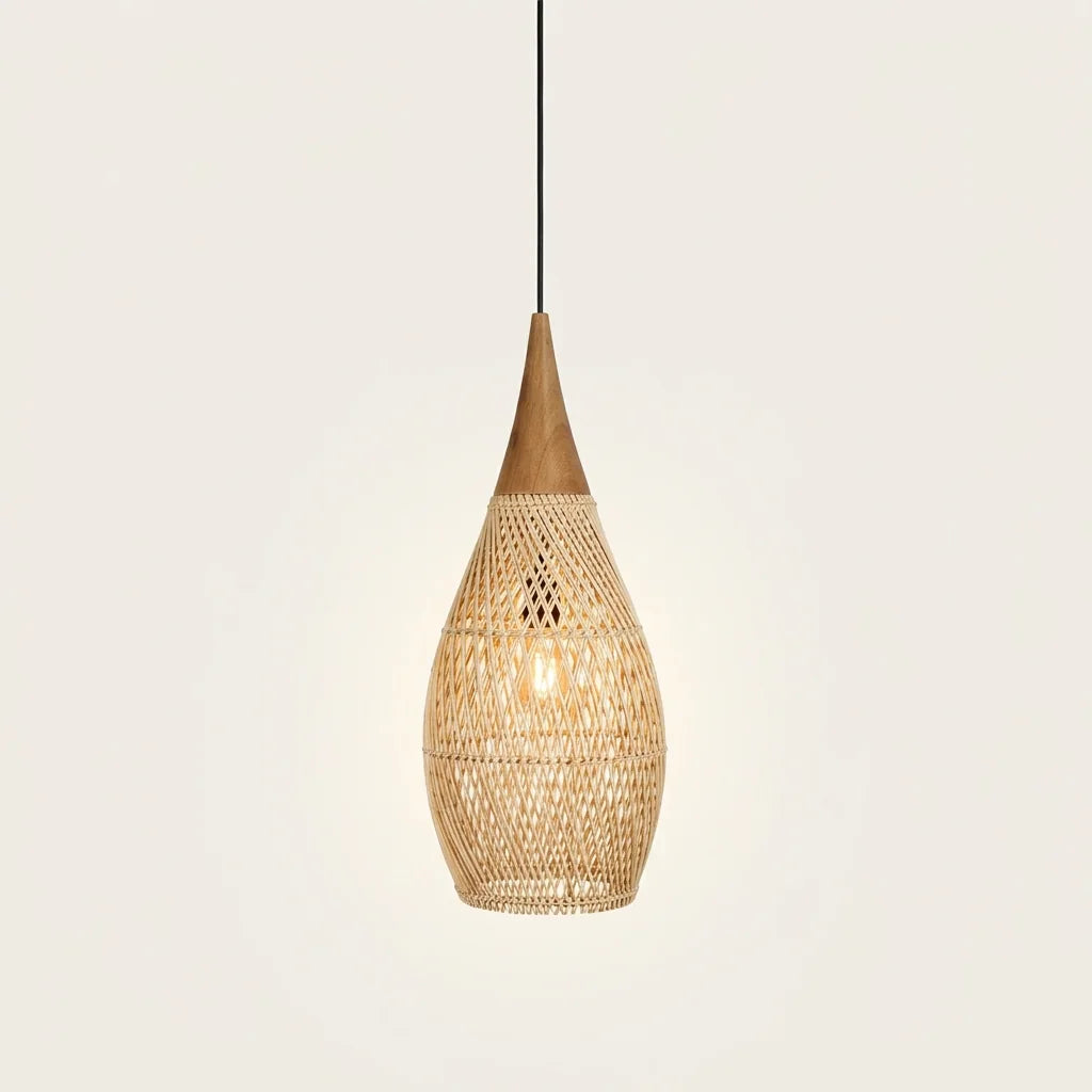 Suspension en rotin beige en forme de goutte