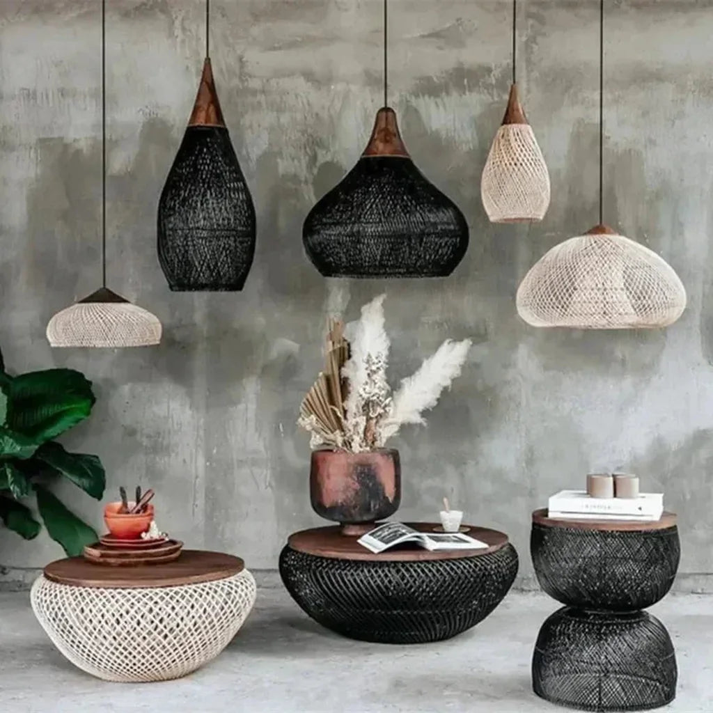 Suspensions en rotin dans un salon wabi-sabi