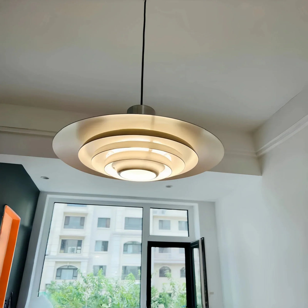 Disques superposés de la suspension vus d’en dessous, lumière chaude