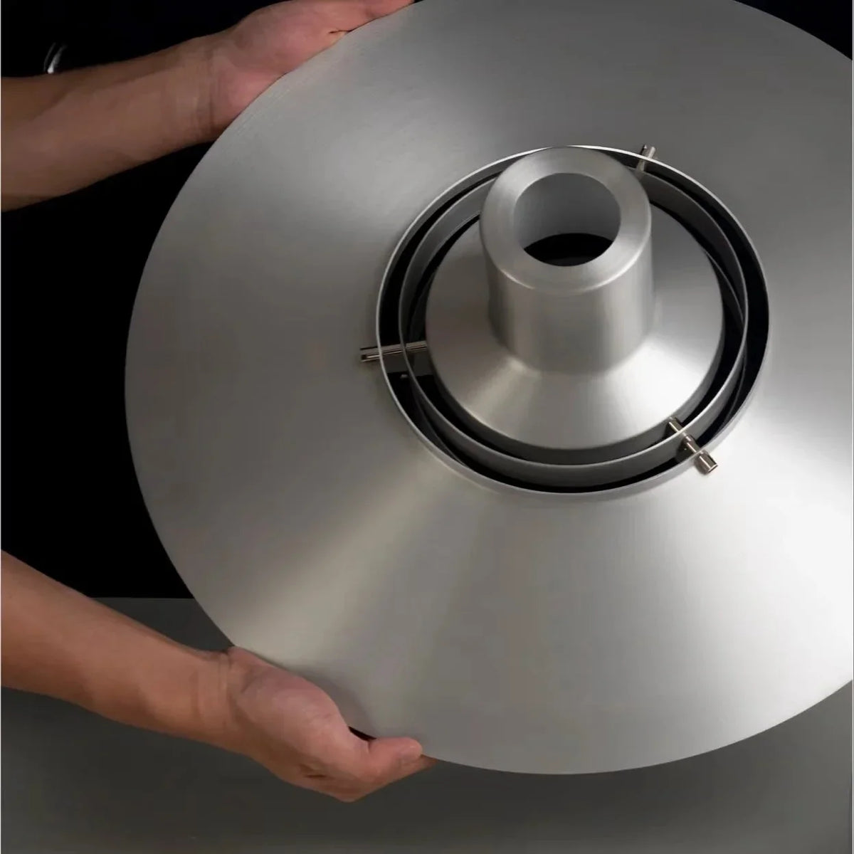 Abat-jour en aluminium brossé vu de près