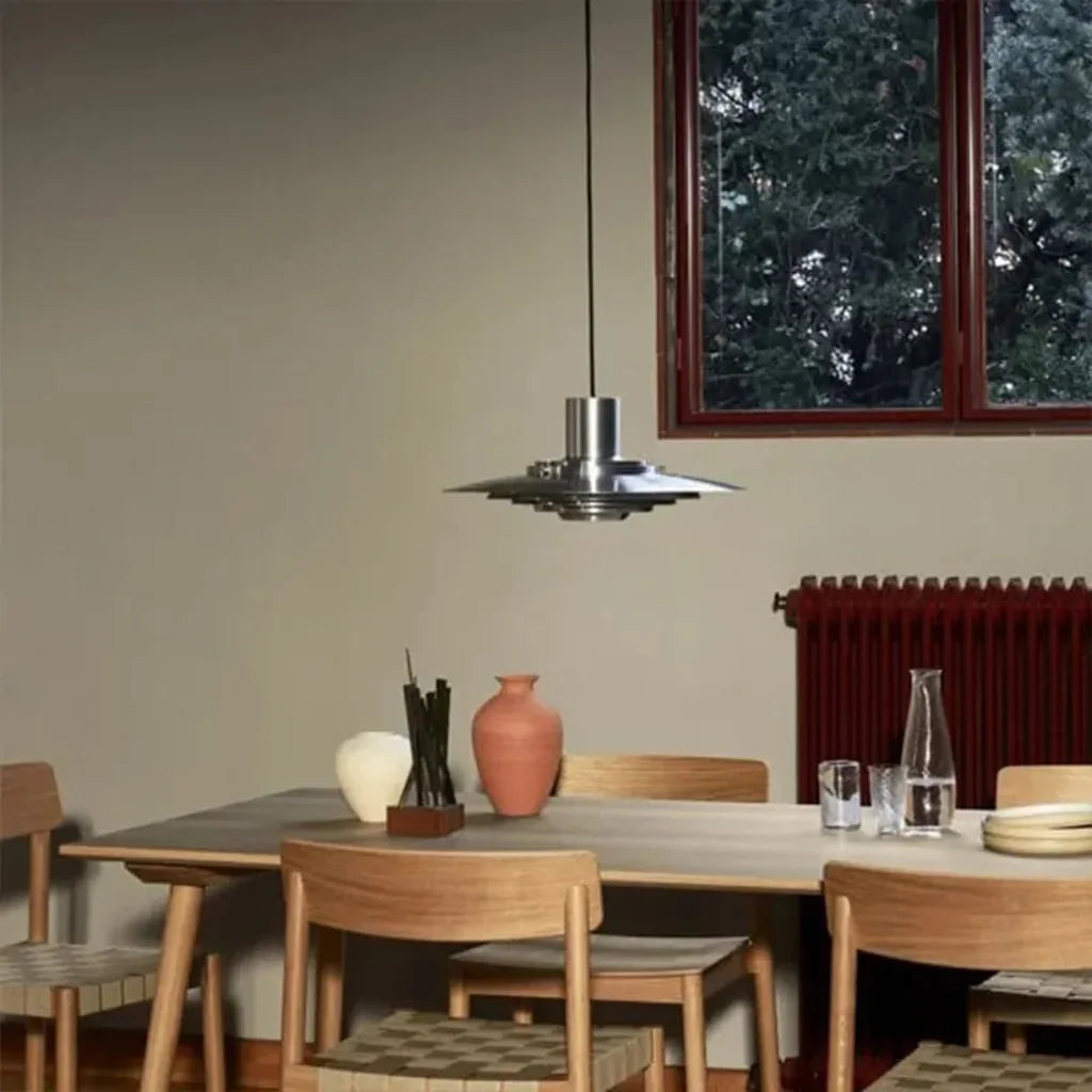 Suspension soucoupe au-dessus d’une table à manger