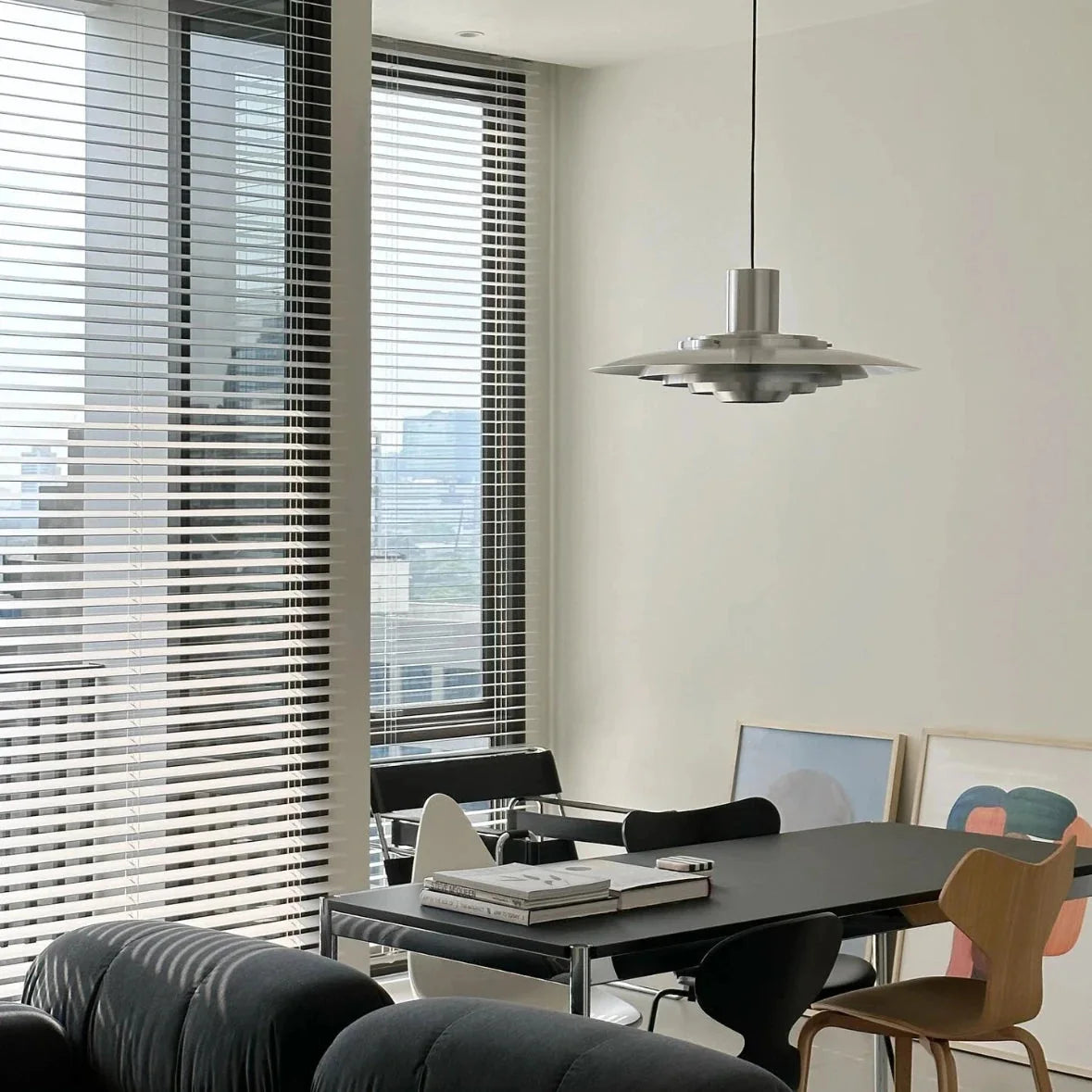 Suspension soucoupe argentée dans un salon moderne