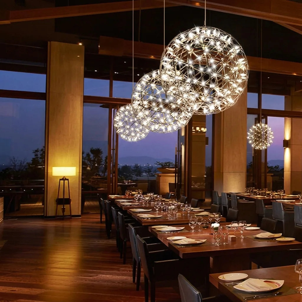 Sphères lumineuses allumées dans un restaurant le soir