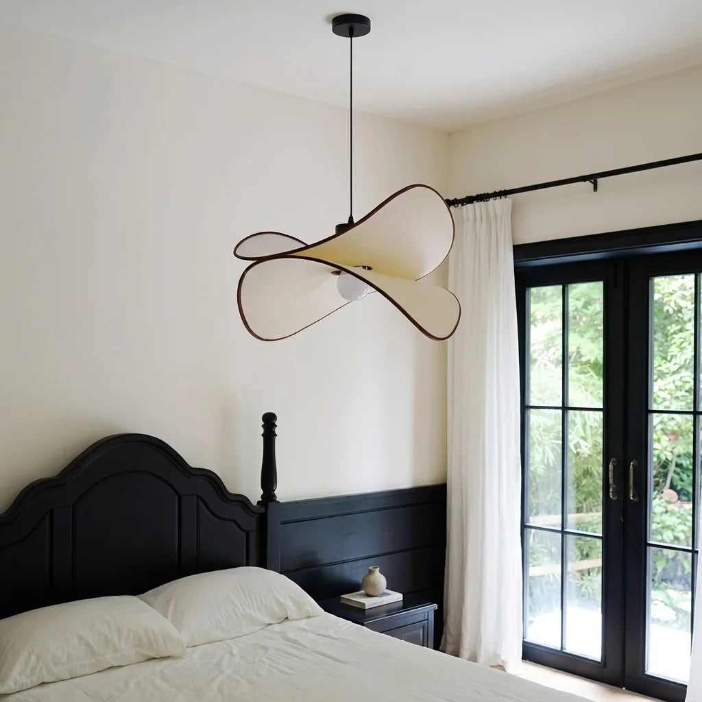 Suspension en tissu ondulé dans une chambre claire