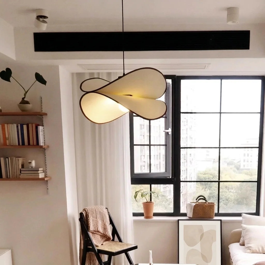 Suspension en tissu ondulé dans un salon ensoleillé