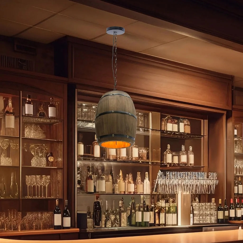 Suspension tonneau devant les étagères d’un bar à vin