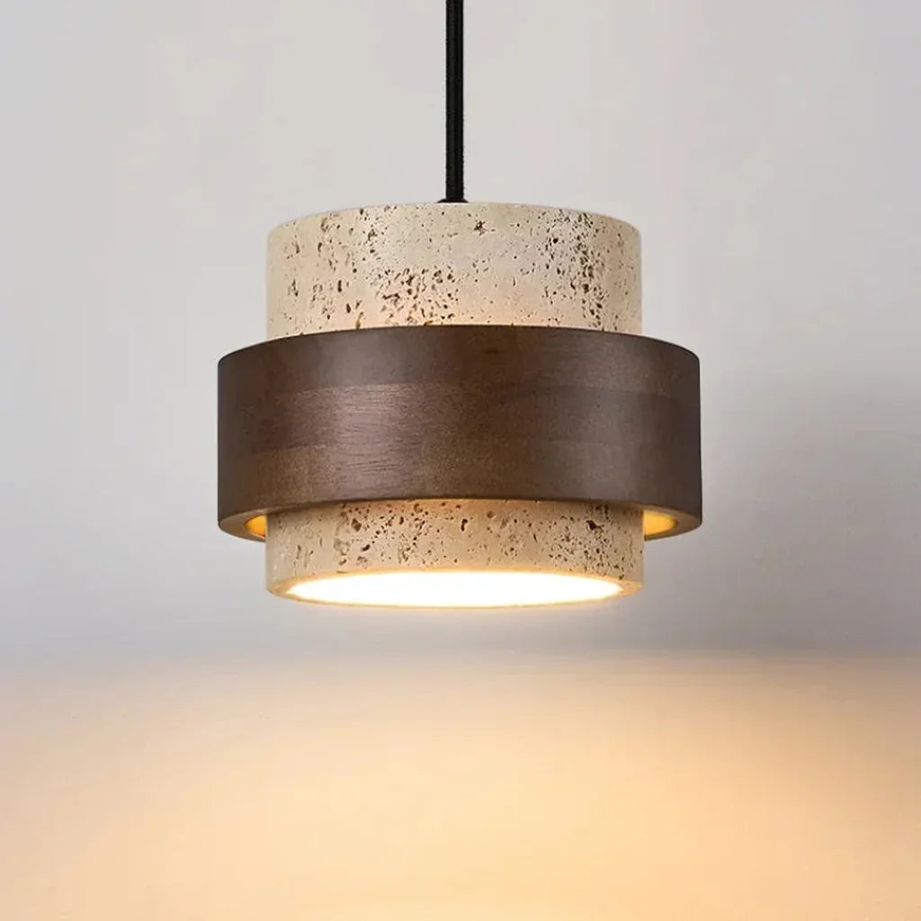 Suspension travertin et noyer allumée, lumière chaude
