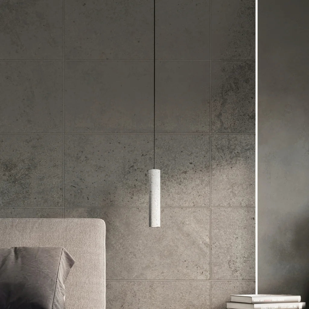 Suspension tube en béton gris dans une chambre