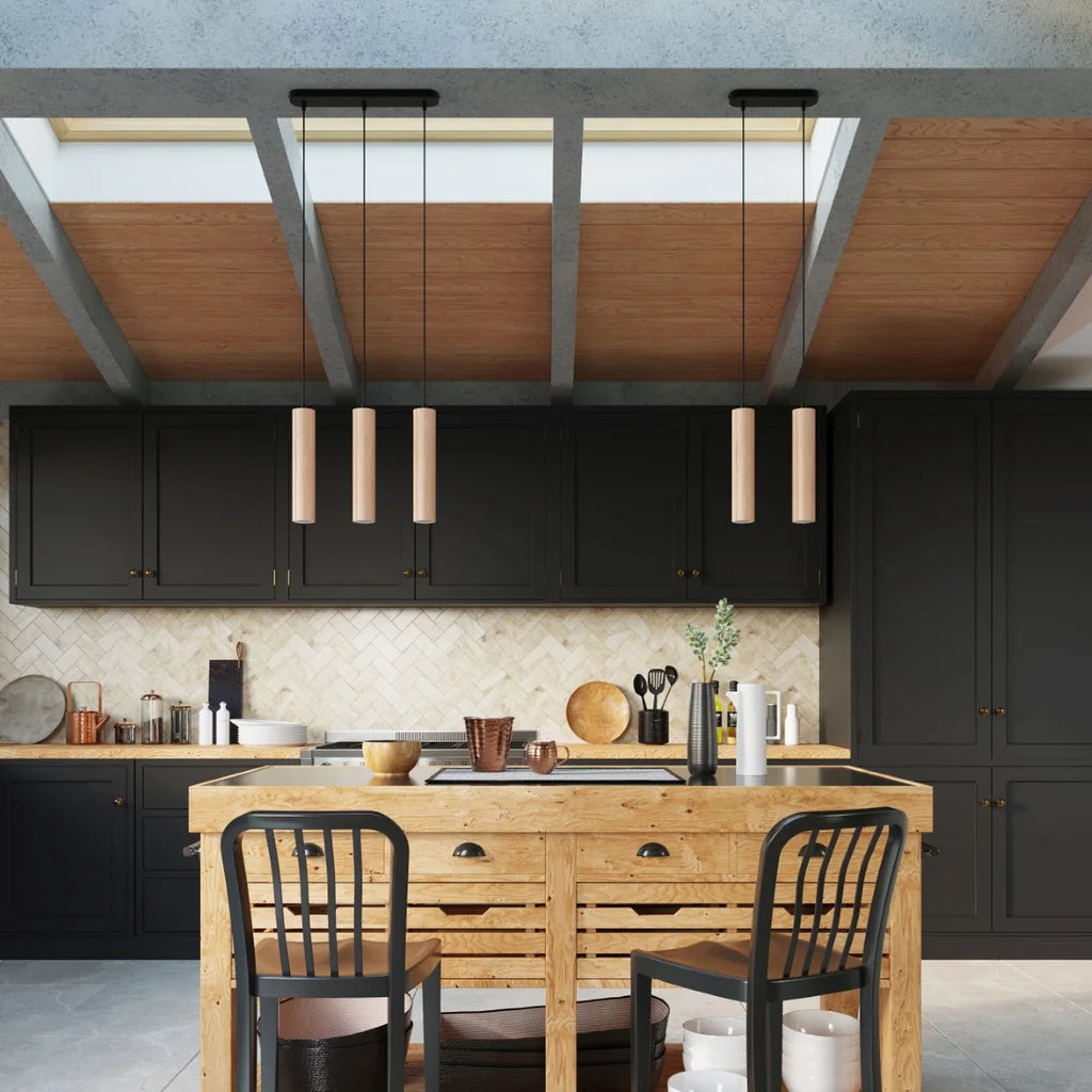 Suspension tube en bois naturel dans une cuisine