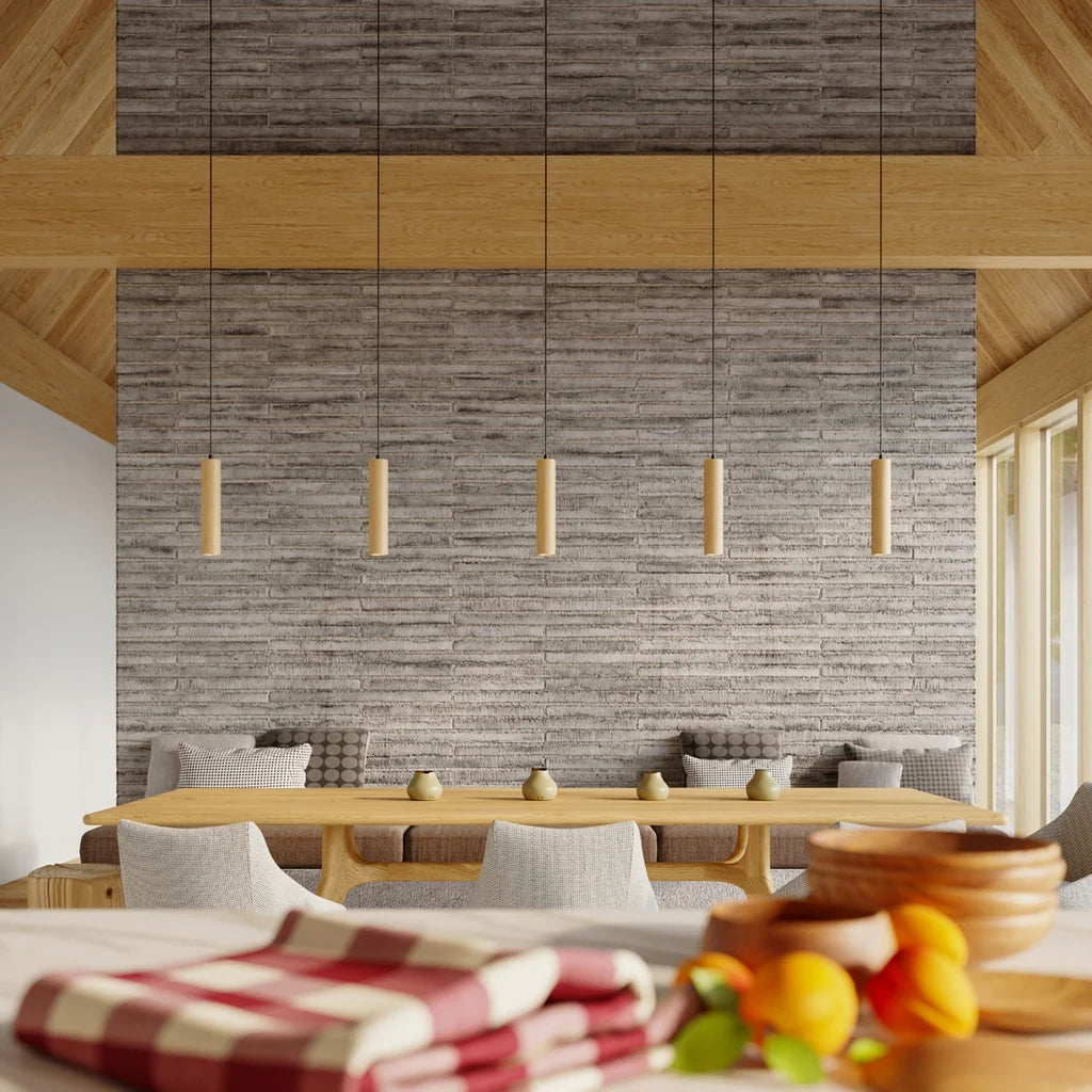 Suspension tube en bois naturel dans une salle à manger