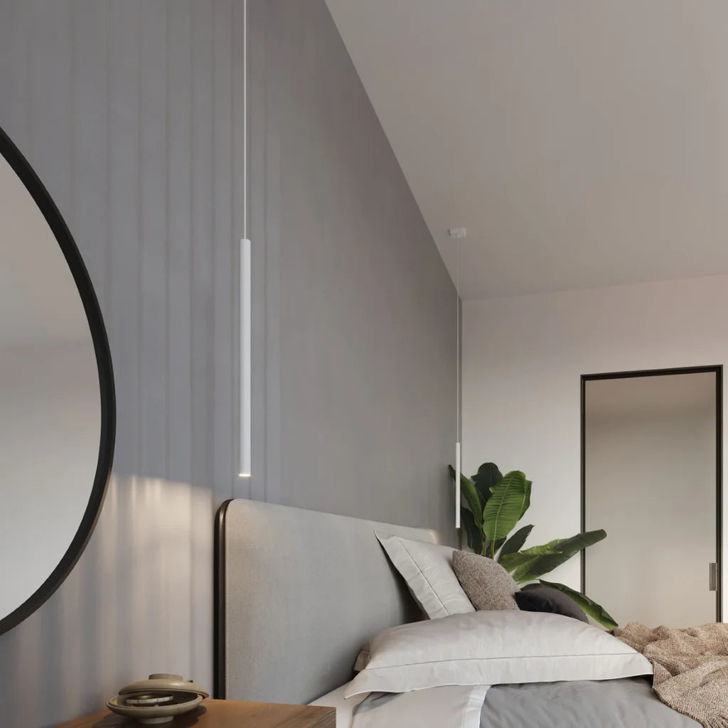 Suspension tube fin façon bougie dans une chambre