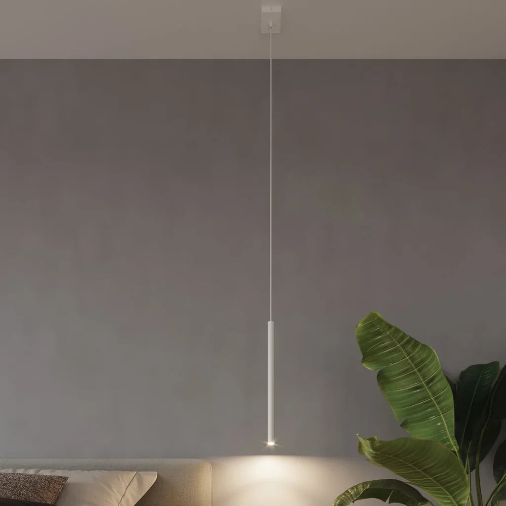 Suspension tube fin façon bougie dans un salon