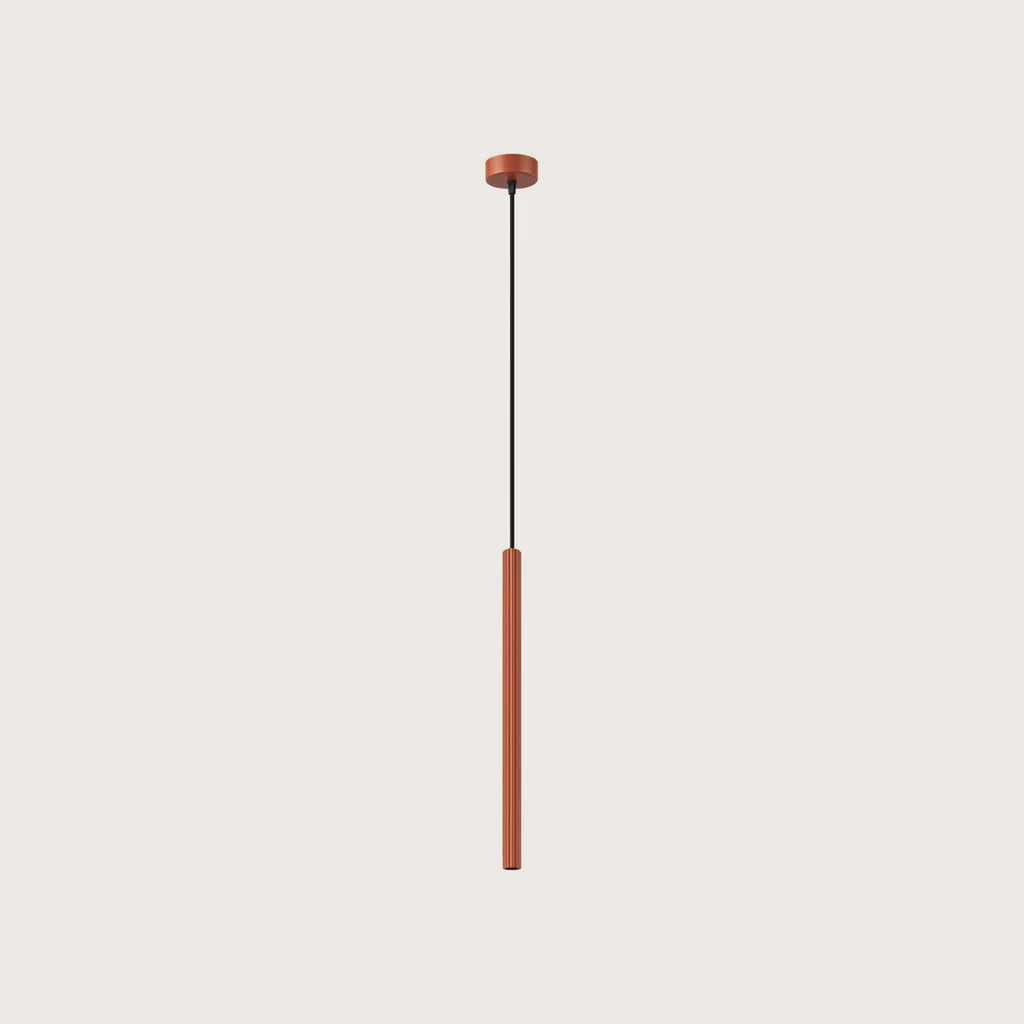 Suspension tube fin strié, coloris ocre rouge