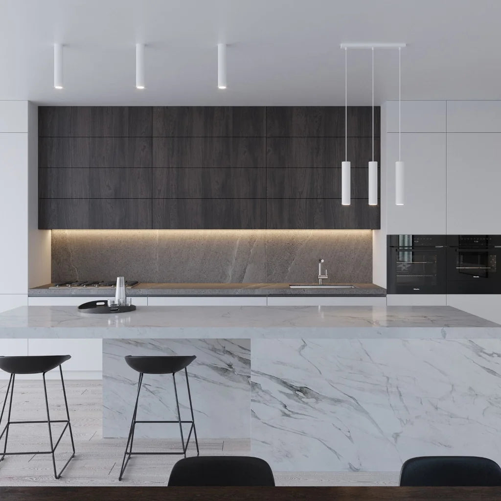 Suspension tube spot en acier dans une cuisine