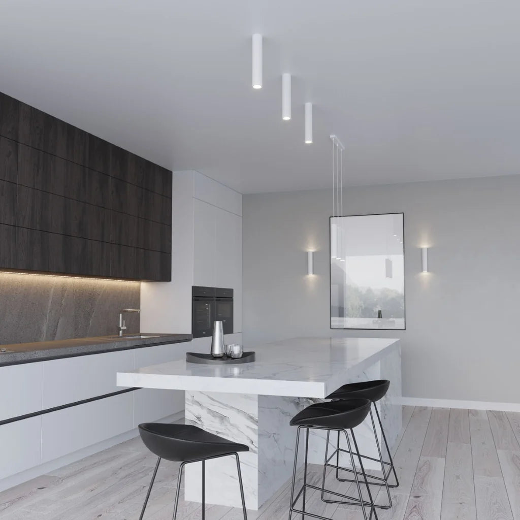 Suspension tube spot en acier dans une cuisine