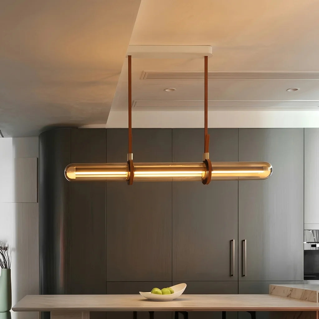 Suspension tube de verre au-dessus d’un îlot de cuisine