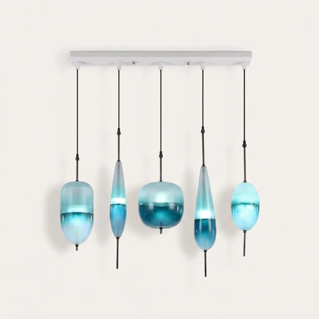 Cinq suspensions en verre bleu lagon sur rail