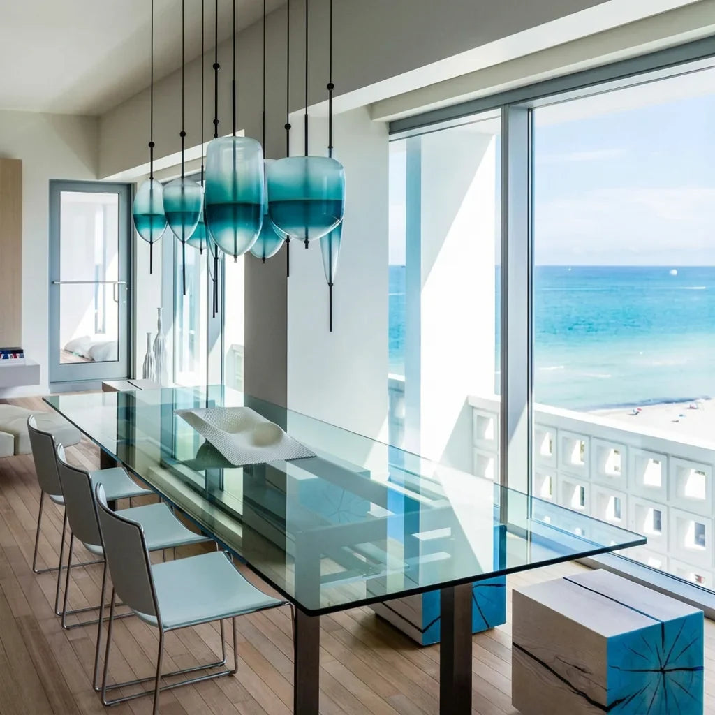 Suspensions bleu lagon dans une salle à manger face à la mer