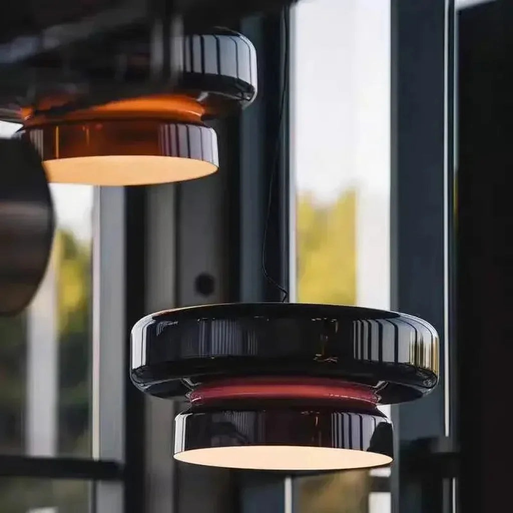 Verre coloré et anneau lumineux vus de près