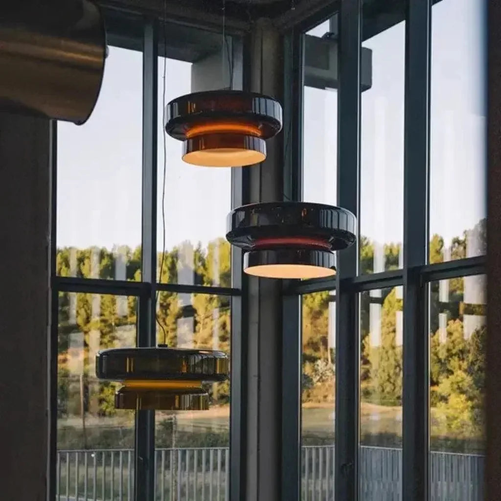 Suspensions en verre coloré dans une cage d’escalier vitrée