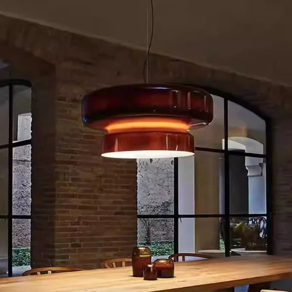 Suspension en verre ambré dans une salle à manger au mur de briques