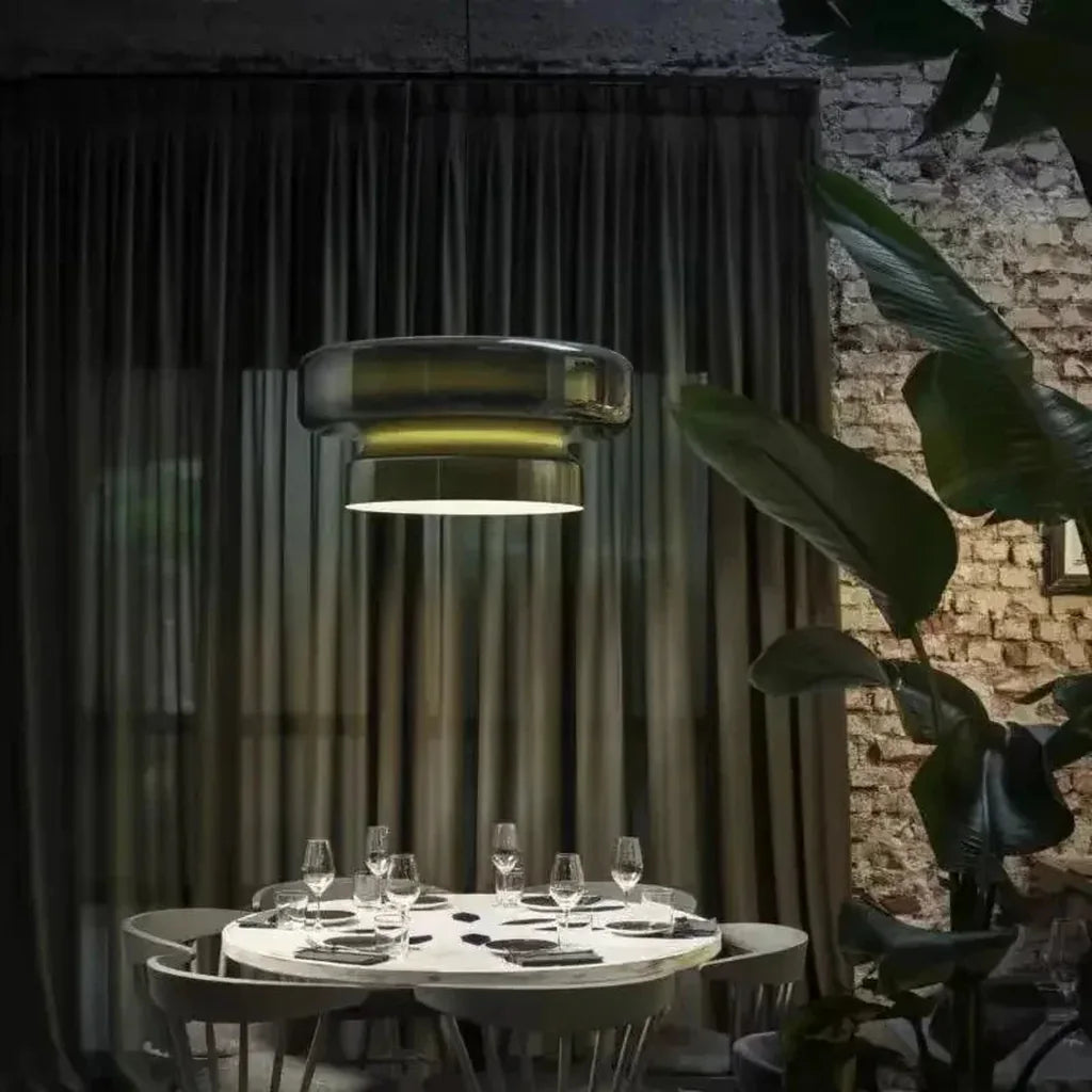 Suspension en verre vert dans un restaurant chaleureux