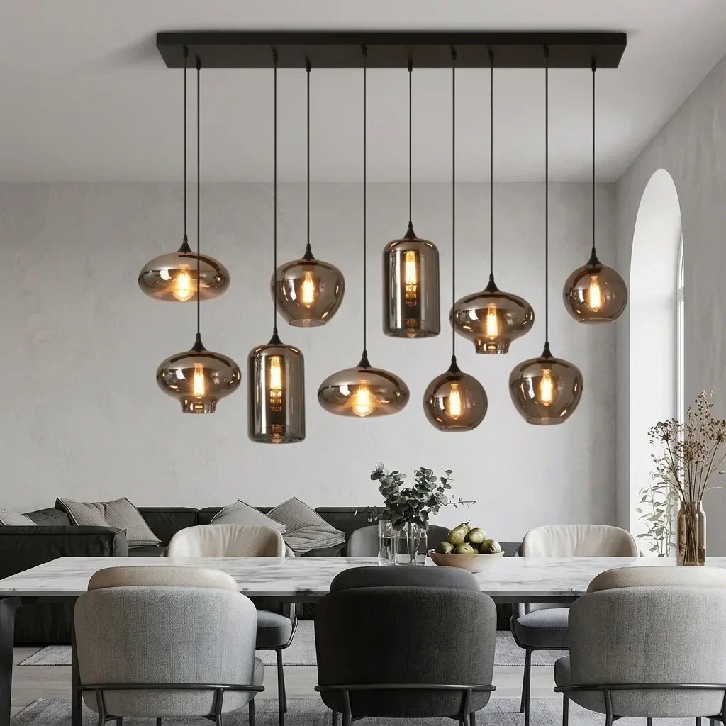Globes en verre fumé assortis au-dessus d’une table à manger