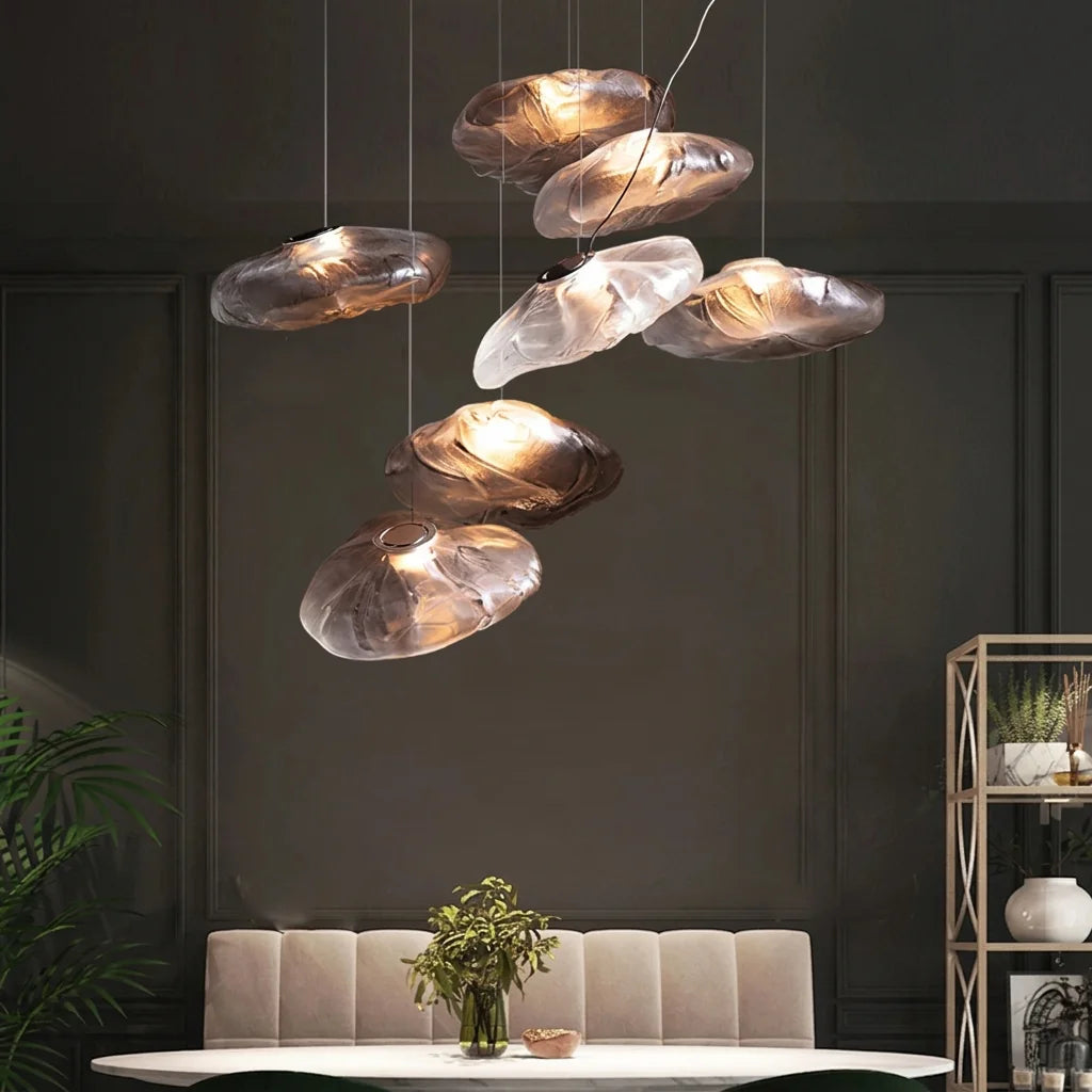 Suspensions galet de couleurs mêlées au-dessus d’un coin repas