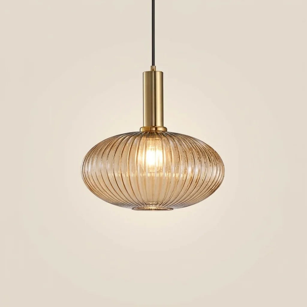Grande suspension globe aplati en verre strié ambre